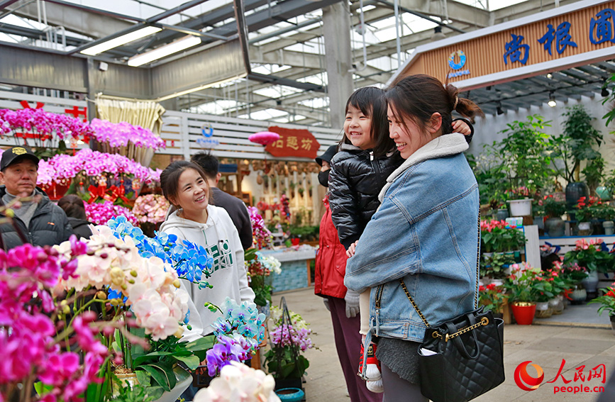 市民选购鲜花。人民网记者 崔新耀摄