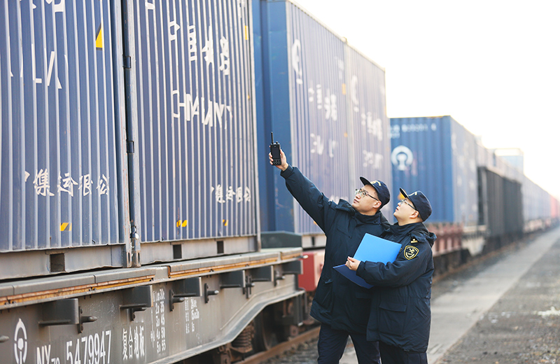 天津新港海关关员对运用“铁路快速通关”模式通关的中欧班列进行现场监管。都业良摄