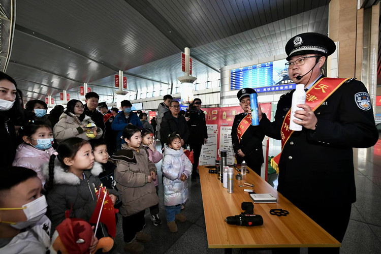 民警普及安全出行常识。天津铁路公安供图