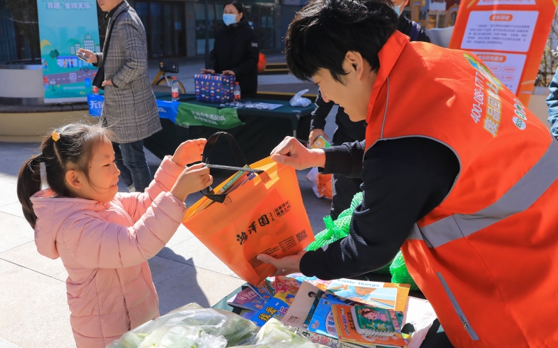 市民积极参与“国际无废日”科普宣传活动。天津市生态环境局供图