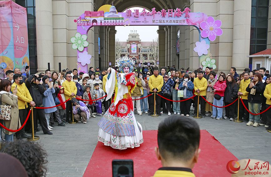 海棠花节期间，“津韵不倒翁”在民园广场亮相，现场除了演绎《梨花颂》外，演员还与往来游客进行互动。人民网记者 崔新耀摄