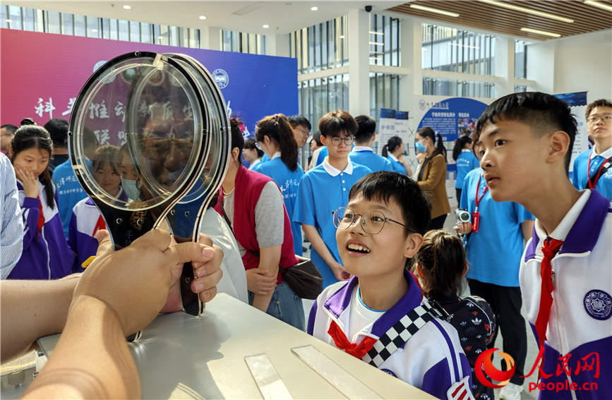 参与活动的学生通过有趣的实验感受物理学的魅力。人民网记者 孙一凡摄