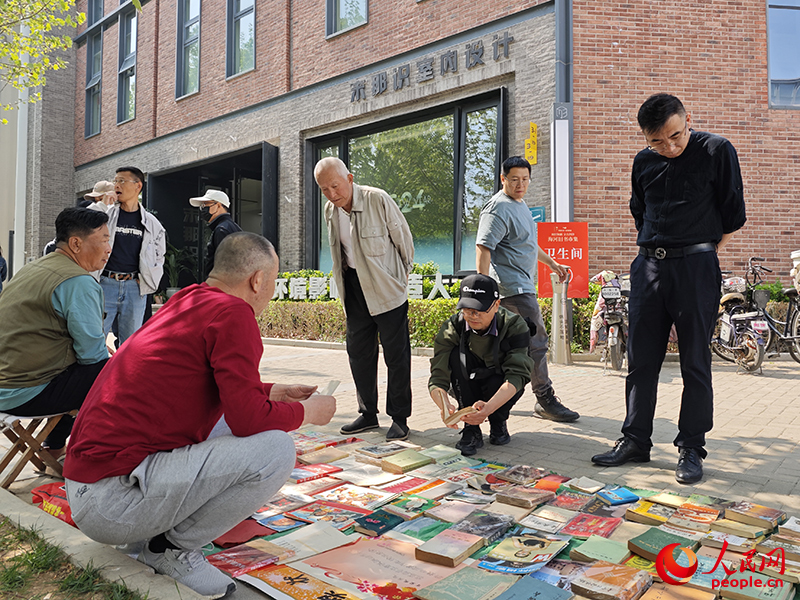 市民在市集上挑选书籍。人民网记者 孙一凡摄