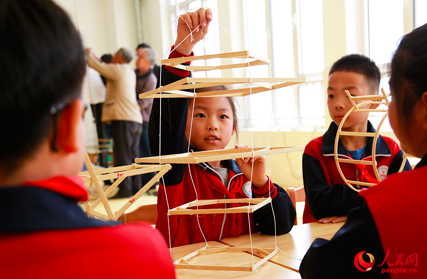 小学生们学习制作盒子花。人民网记者 崔新耀摄