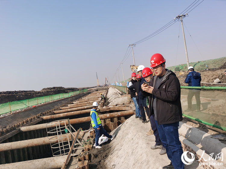 杨家泊镇滨海物流加工区基础设施工程施工现场。人民网记者 孙翼飞摄