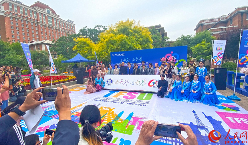 天津外国语大学第七届国际文化节开幕式现场。人民网记者 张桂贵摄