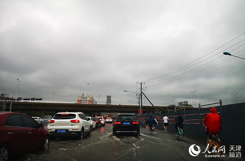 天津迎入汛以来最强降雨。人民网 崔新耀摄