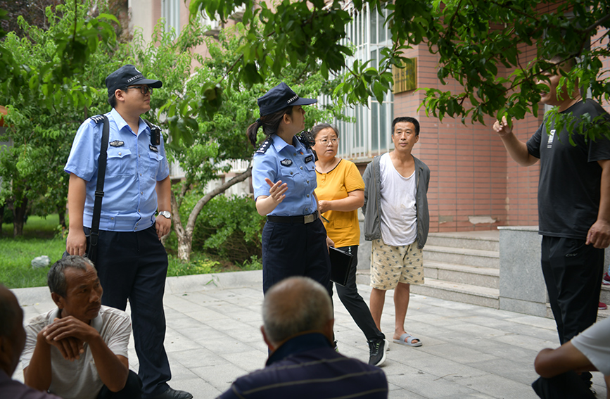 武清分局民警向村民介绍安置点具体情况。天津市公安局供图