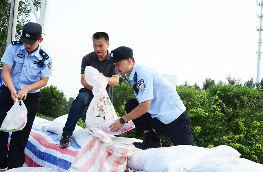 北辰分局民警帮助群众搬运行李。天津市公安局供图