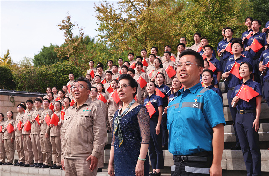 各界群众代表500余人在海河天石舫码头亲水平台，同唱《歌唱祖国》。河北区委宣传部供图