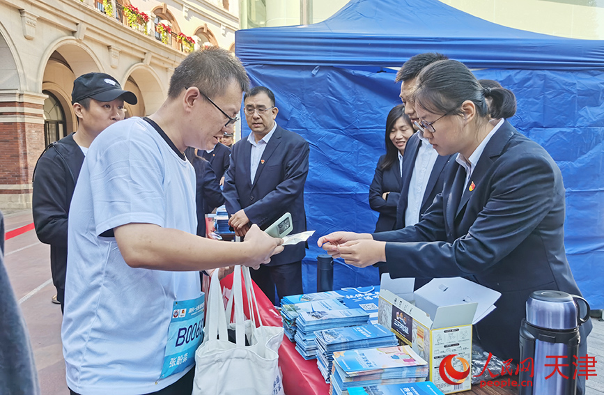 市民通过现场健步行方式了解社保服务。人民网记者 陶建摄