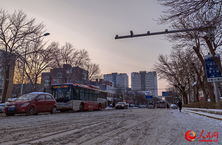 天津市河东区，因降雪影响，天山路上车流量明显减少。人民网记者 崔新耀摄